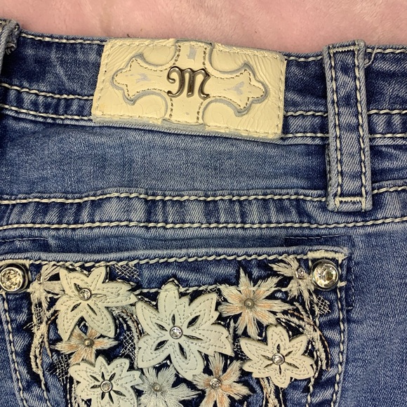 miss me mid-rise shorts w/ flower embroidery !! size 29 - Picture 5 of 5